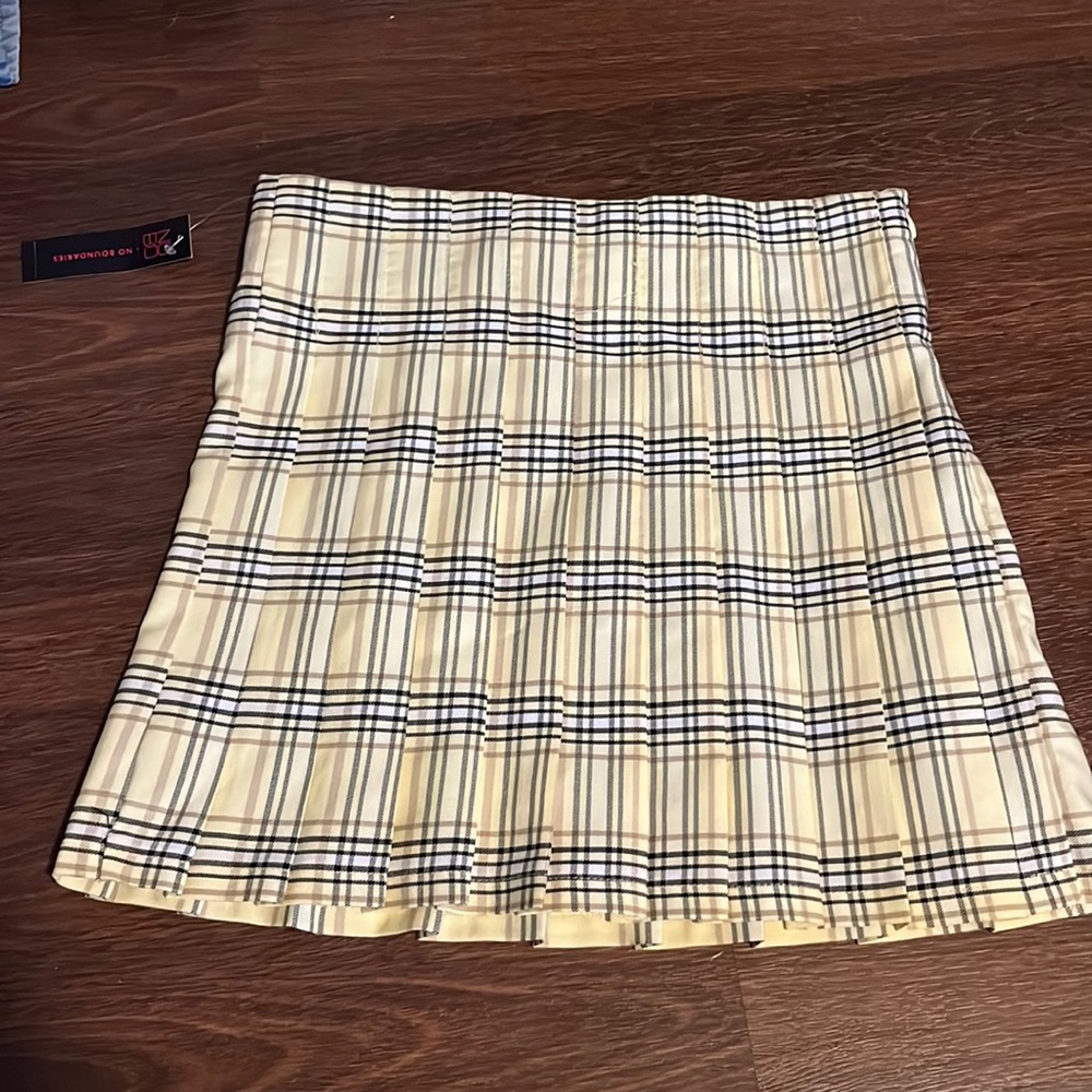 Yellow pleated skirt